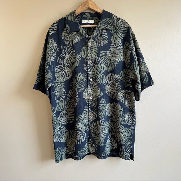 Tommy Bahama Other - TOMMY BAHAMA men’s black Hawaiian shirt size medium 100% silk short sleeve
